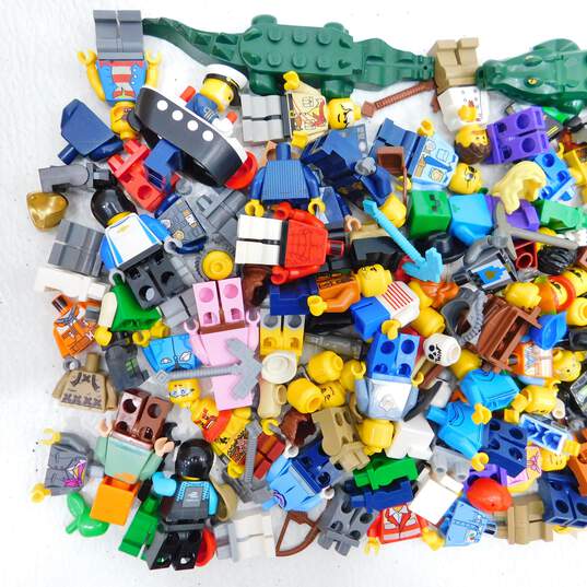 8.8 Oz. LEGO Miscellaneous Minifigures Bulk Lot image number 2