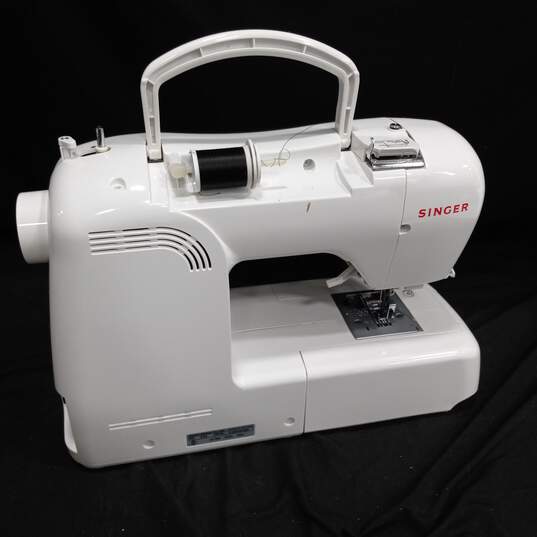 Singer 8763 Curvy Electronic Sewing Machine image number 2