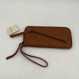 NWT Womens Brown Leather Outer Pocket Card Holder Zipper Wristlet Wallet