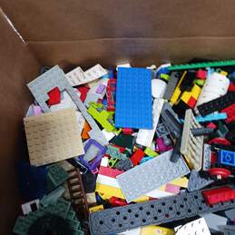 8.9lb Lot of Assorted Lego Building Blocks and Pieces alternative image