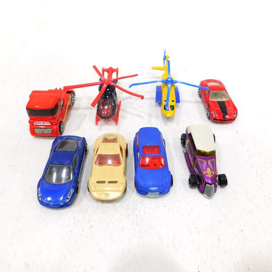 Lot of 60 VTG 1990s & Newer Die Cast Toy Cars Hot Wheels Matchbox Majorette & more image number 5