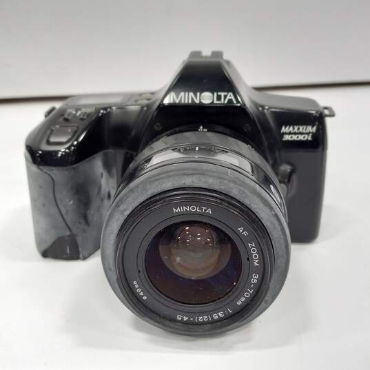 Minolta Maxxum 3000i Film Camera & Accessories in Bag image number 2