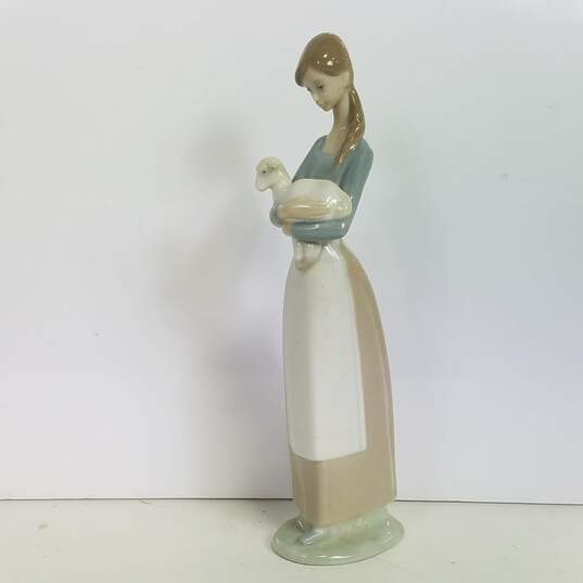 Lladro Porcelain Art Sculpture / Figurine Girl Holding a Lamb image number 3