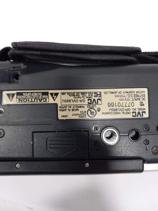 Vintage JVC Digital Camera w/Case and Accessories image number 6
