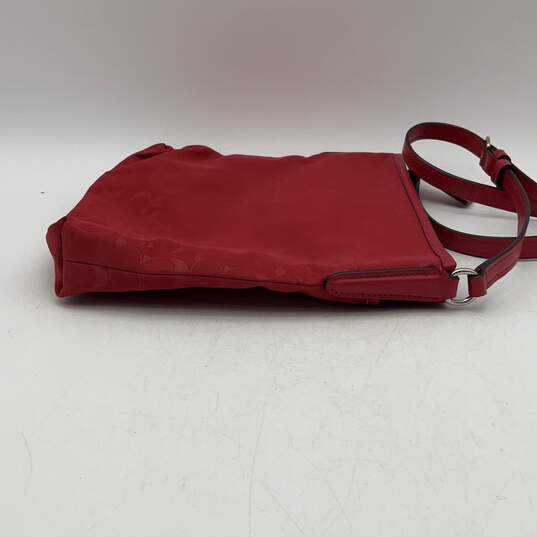 Womens Red Signature Print Adjustable Strap Charm Zipper Crossbody Bag Purse image number 3