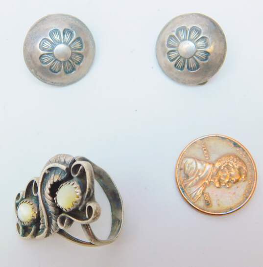 Artisan 925 Southwestern Mother of Pearl Cabochons Feather Scrolled Knuckle Ring & Stamped Flower Dome Clip On Earrings 12g image number 6