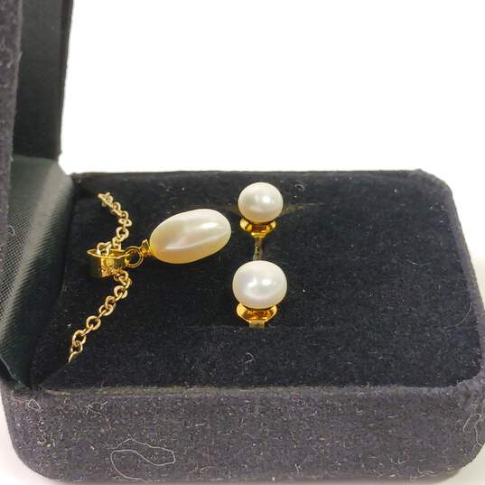 Dainty White Pearl w/ Gold Tone Accents Jewelry Set image number 3