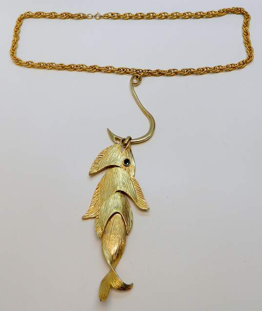 Vintage Napier 1970s Goldtone Articulated Fish On Hook Statement Pendant Unique Chain Necklace 88.6g image number 2