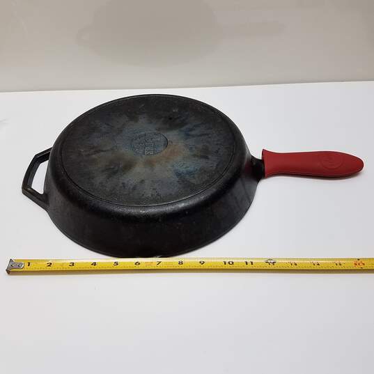 Lodge 10SK Cooking Skillet Pan with Red Handle Made in USA image number 4