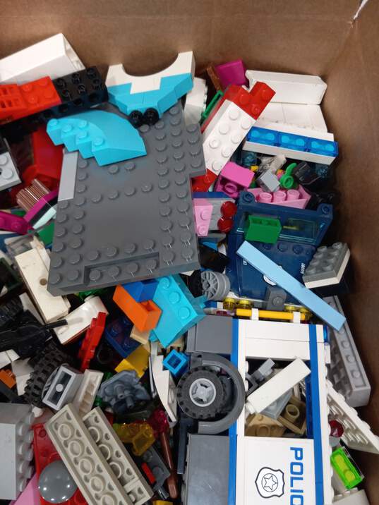 9.5lb Lot of Assorted Building Bricks and Blocks image number 3