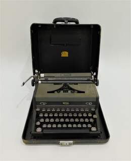 Vintage 1948 Royal Quiet De Luxe Portable Typewriter w/ Case alternative image