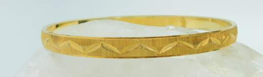 Vintage Crown Trifari Etched Gold Tone Skinny Bangle Bracelet 16.6g image number 3