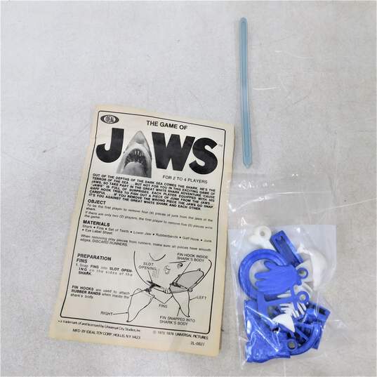 Jaws The Game (Ideal Toys 1975) image number 2