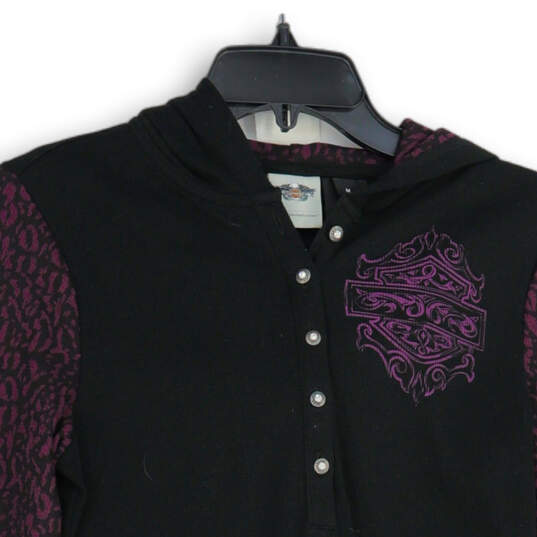 Womens Black Purple Printed Henley Neck Long Sleeve Pullover Hoodie Size M image number 4