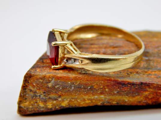 10K Yellow Gold Princess Cut Garnet Diamond Accent Side Stones Ring 2.0g image number 3