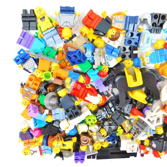 9.8 oz. LEGO Miscellaneous Minifigures Bulk Lot image number 2