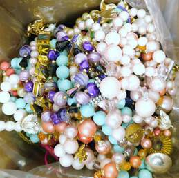 7.6LBS VNTG Costume Jewelry Variety & Brooches alternative image