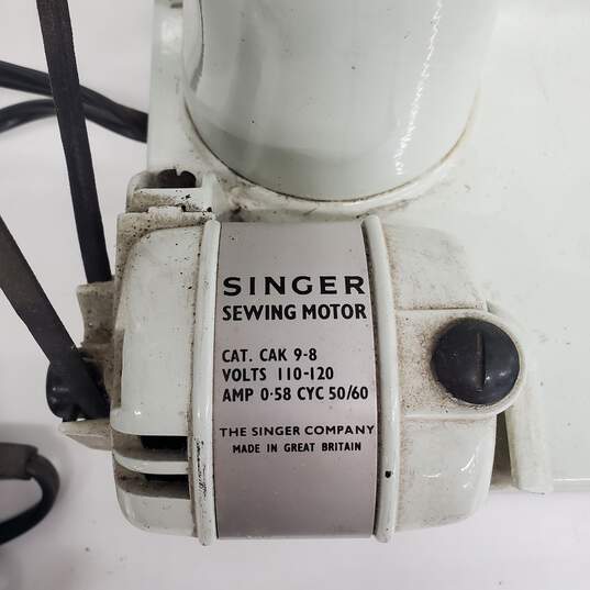 Vintage 1964 White Singer Featherweight Sewing Machine 221k image number 5