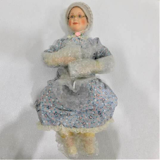 Danbury Mint Judy Belle Once Upon A Time Grandmother W/ Grandbaby Porcelain Dolls IOB image number 2