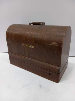 Vintage Singer Sewing Machine in Wooden Case