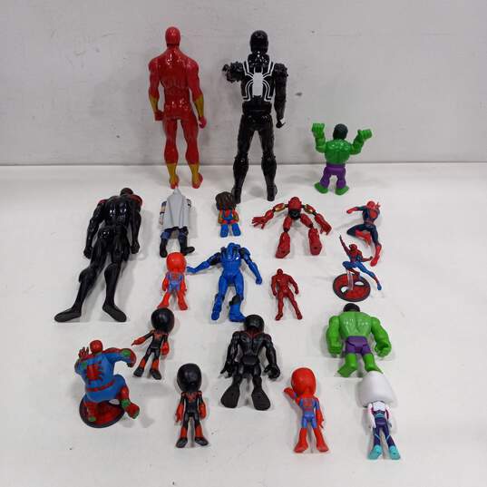 Lot of Assorted Marvel Toys image number 2