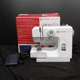 Singer M1000 Mending Sewing Machine w/Box and Pedal