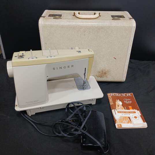 Vintage Singer Sewing Machine in Case image number 1