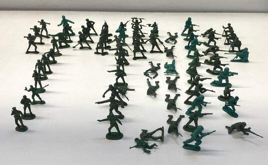 Box of Assorted Plastic Army Figures image number 4