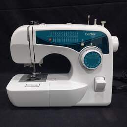 White Brother Sewing Machine w/ Foot Pedal alternative image