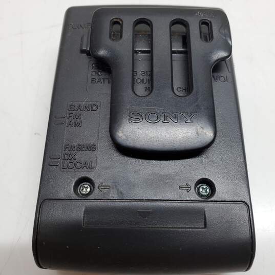 Vintage Sony FM Stereo/AM Radio SRF-49 Walkman For Parts/Repair image number 3