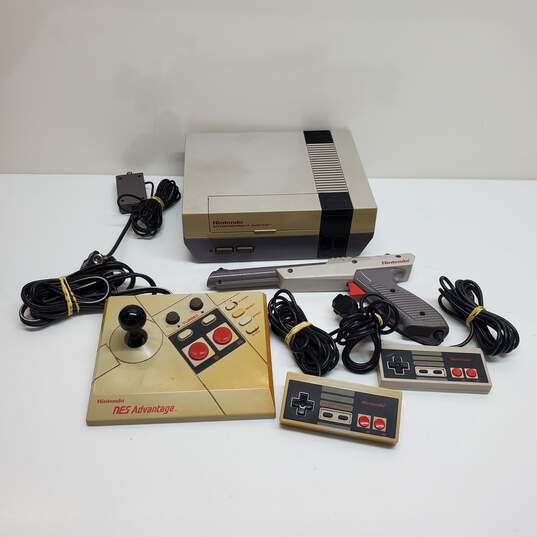 Nintendo NES 1985 Classic Game Console w/ Extra Controllers (Untested) image number 1