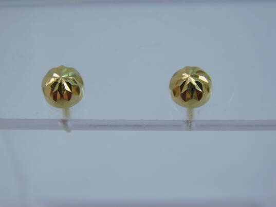 Romantic 18k Yellow Gold Floral Etched Stud Earrings 1.1g image number 3