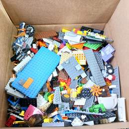 8.55 lbs Assorted LEGO Bricks alternative image