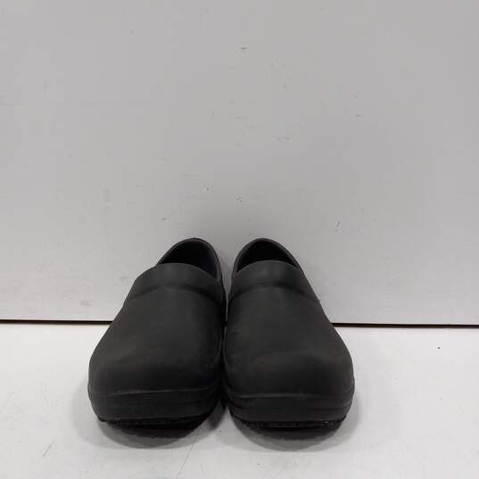 Women's Black Dual Comfort Work Clogs Size 6 image number 1
