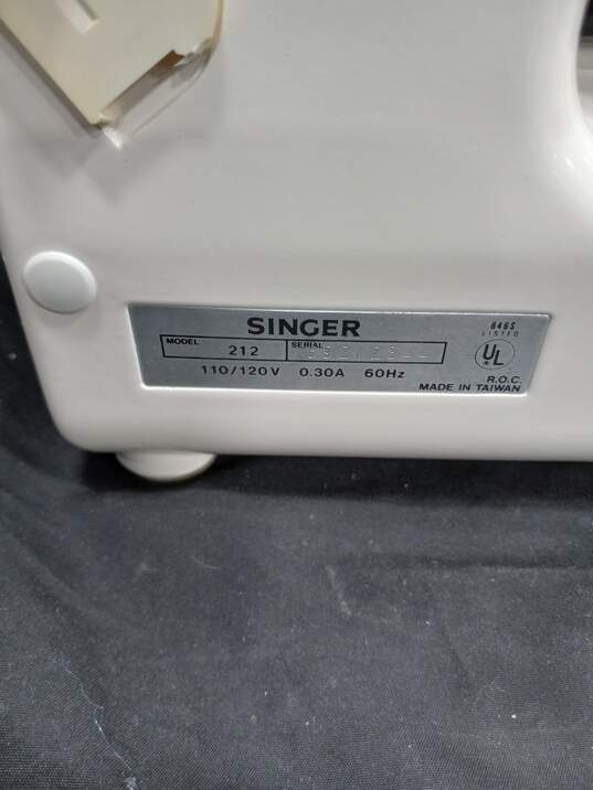 Singer Merrit Model 212 Small Sewing Machine image number 5