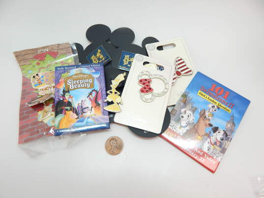 Collectible Disney Mickey Mouse Winnie the Pooh Variety Character Enamel Trading Pins & Buttons 130.5g image number 2