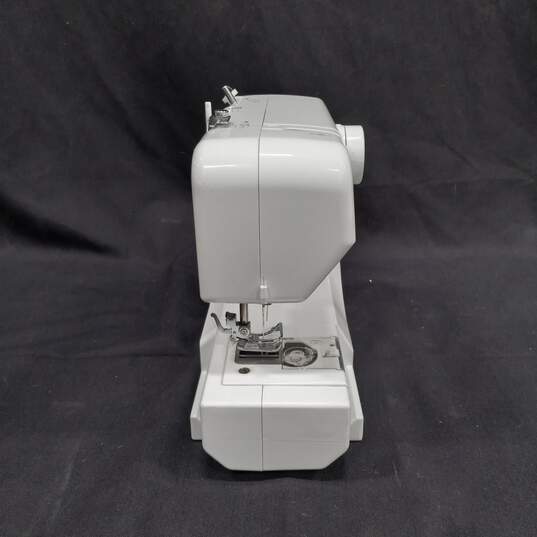Singer M1000 Mini Portable Sewing Machine image number 3