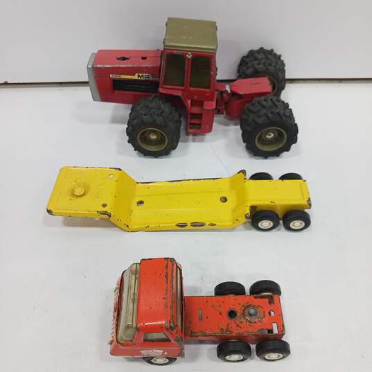 Bundle of Vintage Metal Toy Tractors image number 1