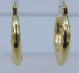 14K Yellow Gold Heart Detail Hoop Earrings 1.9g alternative image