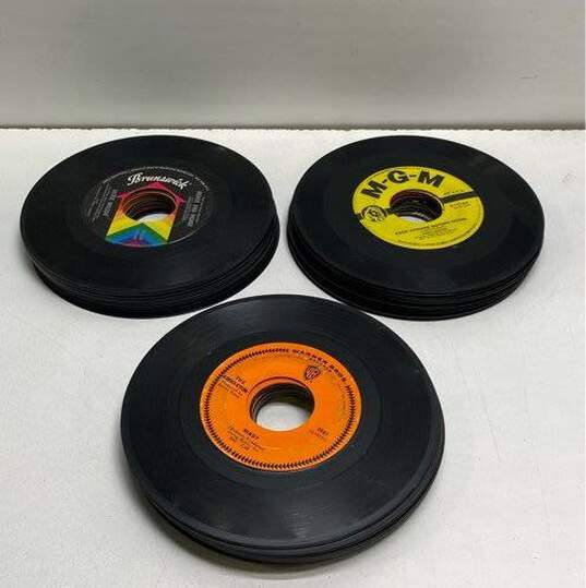 Lot of Assorted 7" Records/45s with Carrying Case image number 3