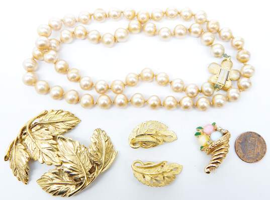 Vintage Marvella BSK Musi & Fashion Gold Tone Lucite & Faux Pearl Clip-On Earrings Necklace Cornucopia Brooch & Leaf Motif Shoe Clips 119.5g image number 8