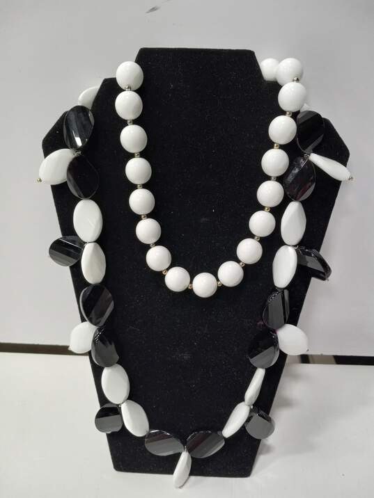 4 Piece Black And White Beaded Necklace Bundle image number 2