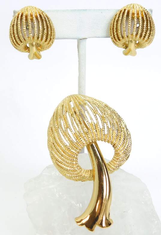 Vintage Monet Gold Tone Mushroom Clip-On Earrings & Brooch Demi Parure 43.7g image number 1