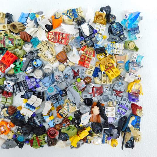 10.2 oz. LEGO Legends of Chima Minifigures Bulk Lot image number 3