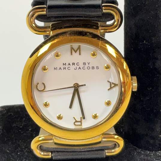 Designer Marc Jacobs 251405 Gold-Tone Black Leather Band Round Quartz Wristwatch image number 3
