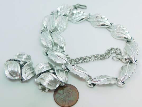 Vintage Coro Silvertone Mid Century Modern Textured Leaves Linked Collar Necklace & Leaf Cluster Clip On Earrings Set 57.5g image number 6
