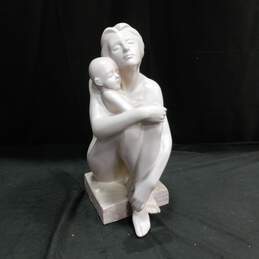 Muugil Asukohas Woman & Child Sculpture