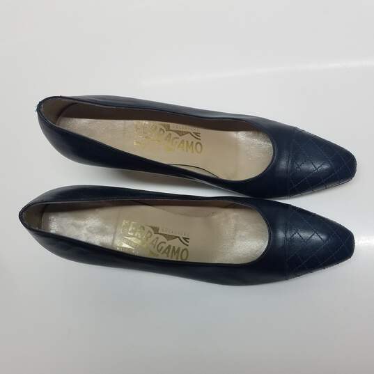 AUTHENTICATED Salvatore Ferragamo Navy Blue Leather Pumps Size 7 image number 3