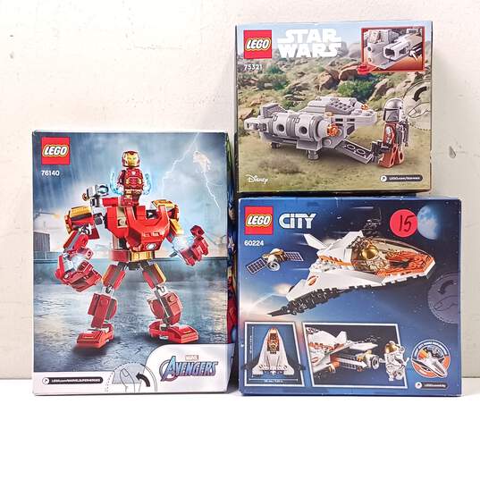 LEGO City, Star Wars, & Marvel Avengers Sets Assorted 3pc Lot image number 2
