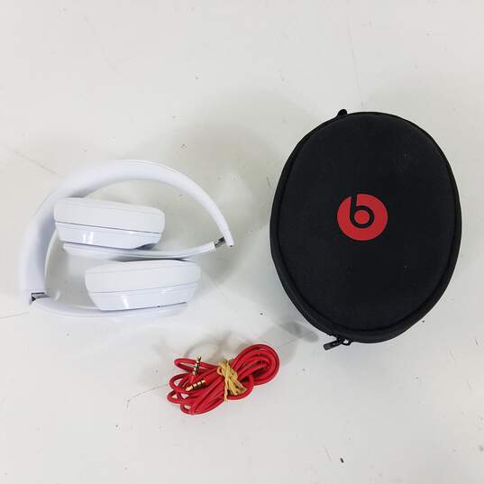 Beats Solo 3 Wireless Headphones with Case image number 1
